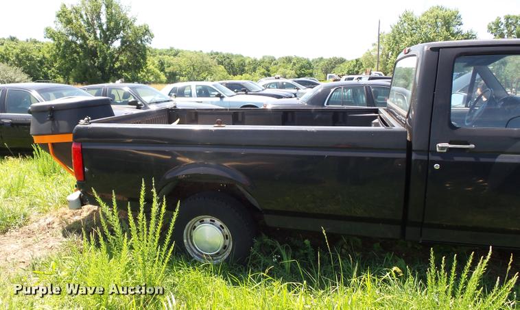 image for item DJ9576 1995 Ford F150 pickup truck
