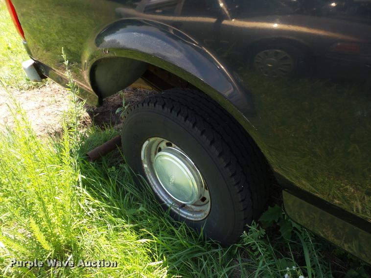 image for item DJ9576 1995 Ford F150 pickup truck