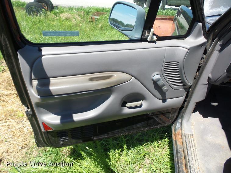 image for item DJ9576 1995 Ford F150 pickup truck