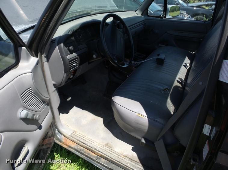 image for item DJ9576 1995 Ford F150 pickup truck