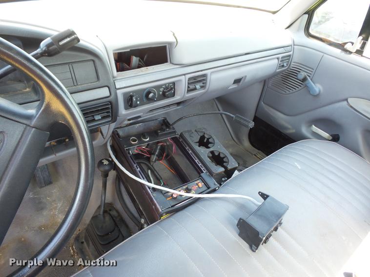 image for item DJ9576 1995 Ford F150 pickup truck