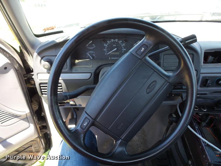 image for item DJ9576 1995 Ford F150 pickup truck