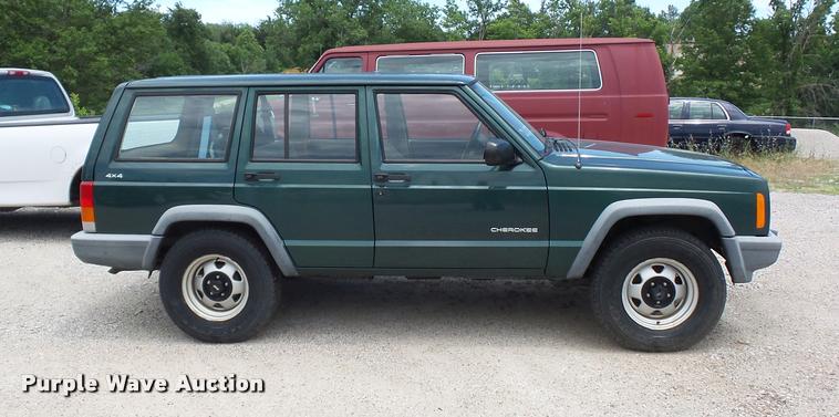 image for item DJ9580 1999 Jeep Cherokee SUV