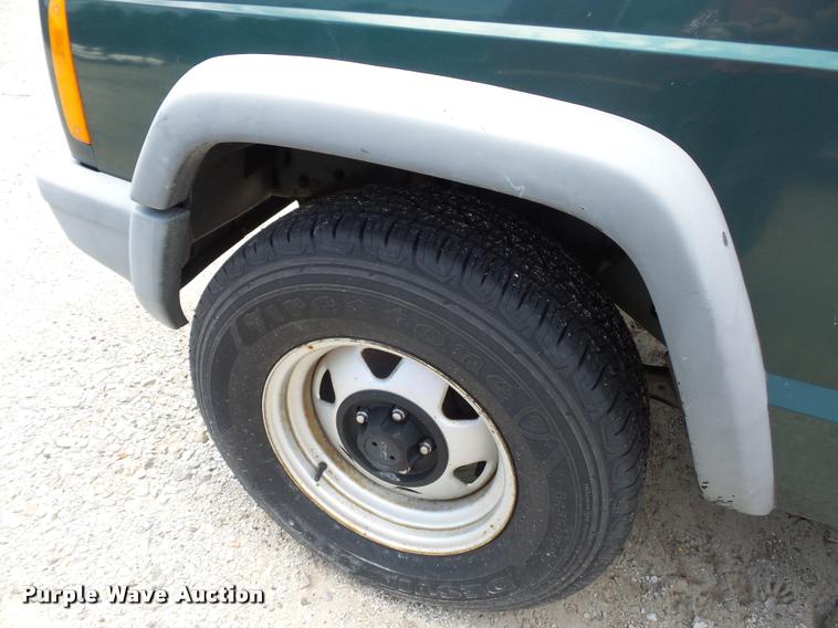 image for item DJ9580 1999 Jeep Cherokee SUV
