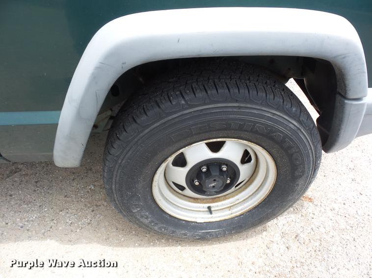 image for item DJ9580 1999 Jeep Cherokee SUV