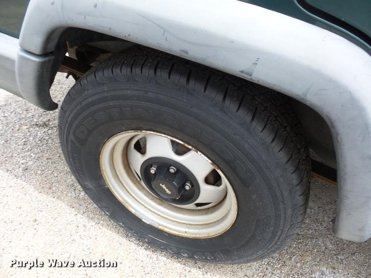 image for item DJ9580 1999 Jeep Cherokee SUV