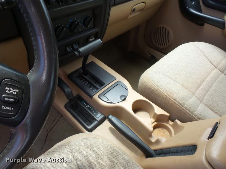 image for item DJ9580 1999 Jeep Cherokee SUV