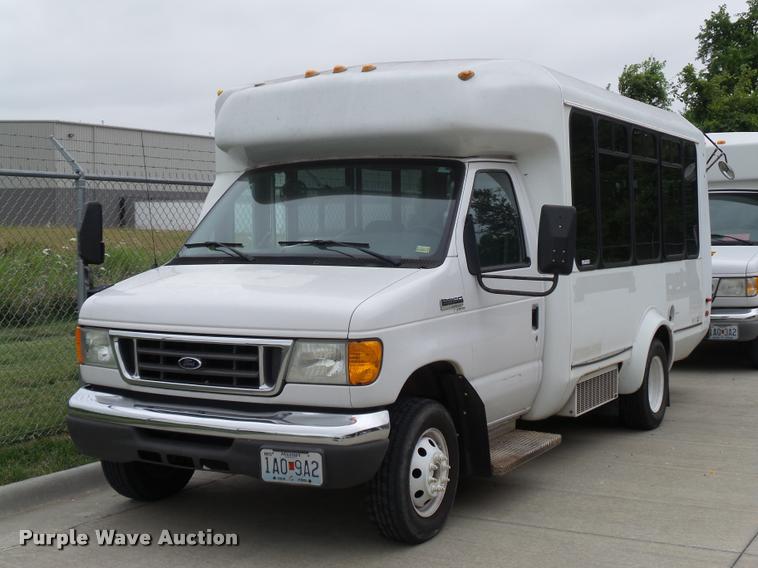 image for item DJ9587 2006 Ford E350 shuttle bus