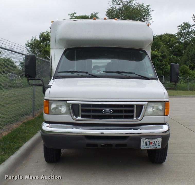 image for item DJ9587 2006 Ford E350 shuttle bus