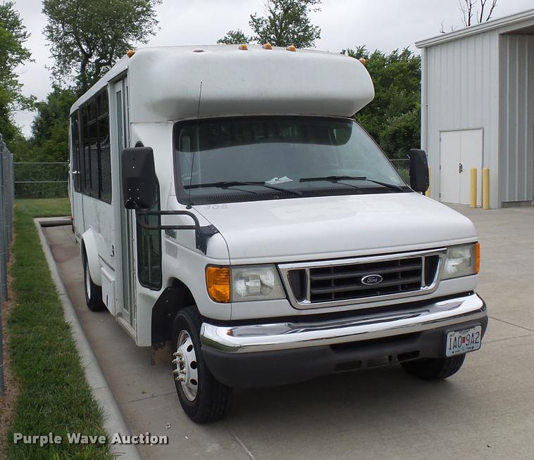image for item DJ9587 2006 Ford E350 shuttle bus