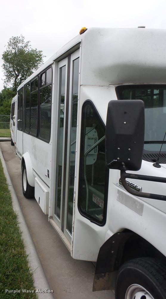 image for item DJ9587 2006 Ford E350 shuttle bus