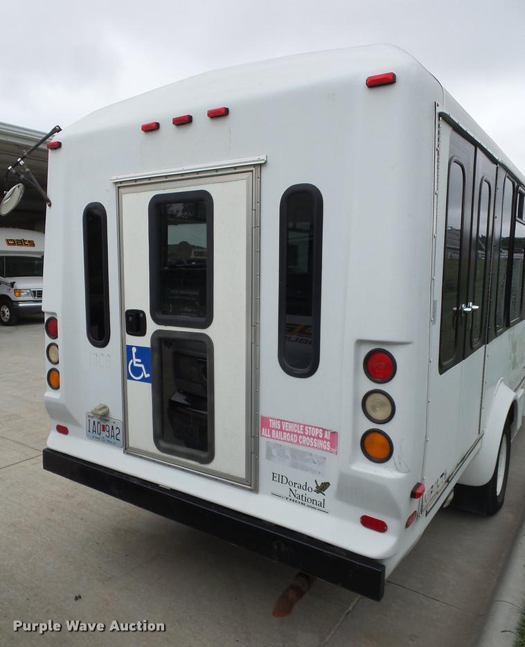 image for item DJ9587 2006 Ford E350 shuttle bus