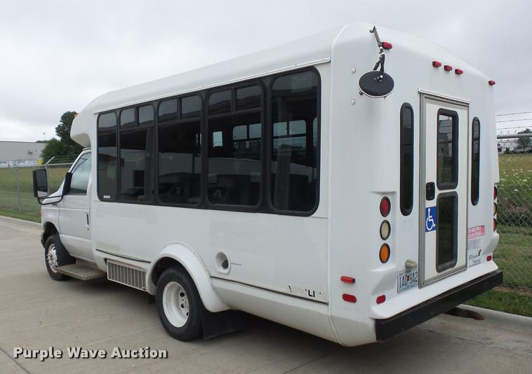image for item DJ9587 2006 Ford E350 shuttle bus
