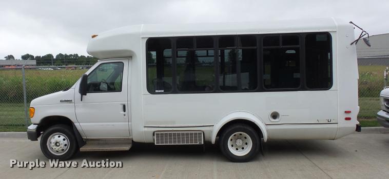 image for item DJ9587 2006 Ford E350 shuttle bus