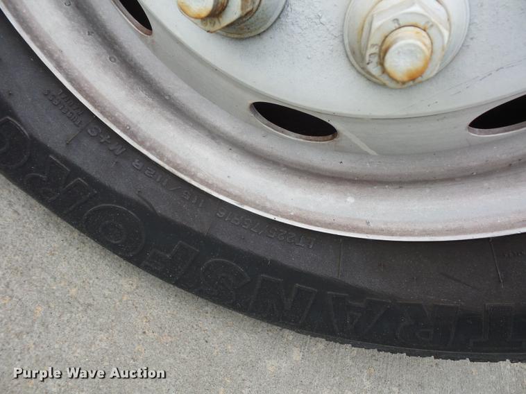 image for item DJ9587 2006 Ford E350 shuttle bus