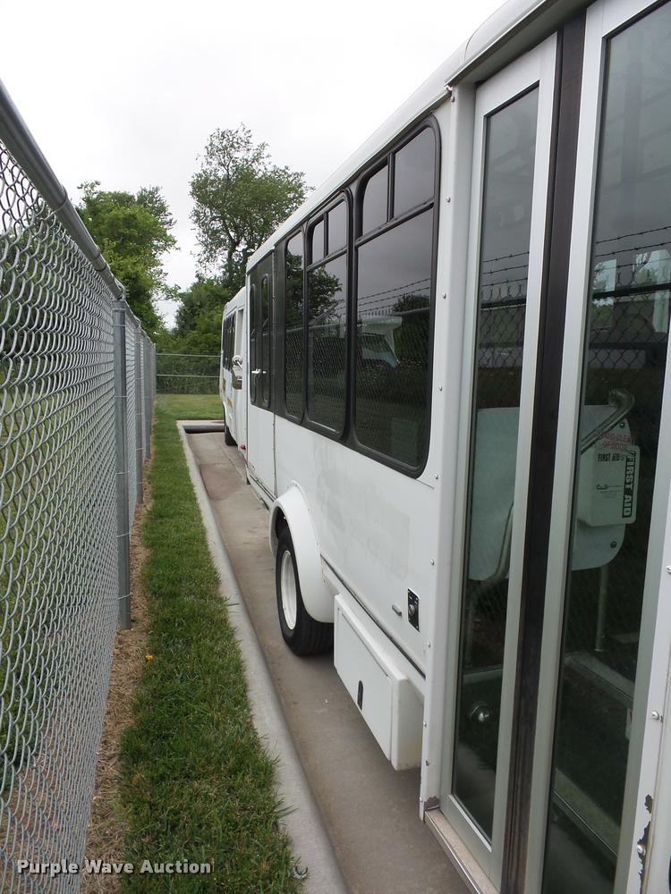 image for item DJ9587 2006 Ford E350 shuttle bus