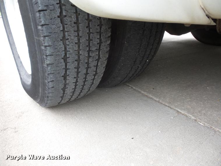 image for item DJ9587 2006 Ford E350 shuttle bus