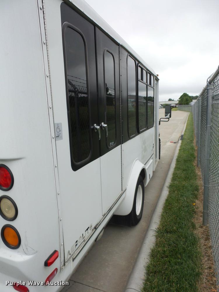 image for item DJ9587 2006 Ford E350 shuttle bus