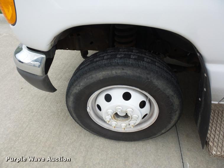 image for item DJ9587 2006 Ford E350 shuttle bus