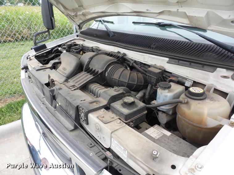 image for item DJ9587 2006 Ford E350 shuttle bus