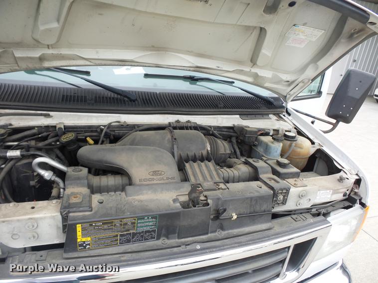 image for item DJ9587 2006 Ford E350 shuttle bus