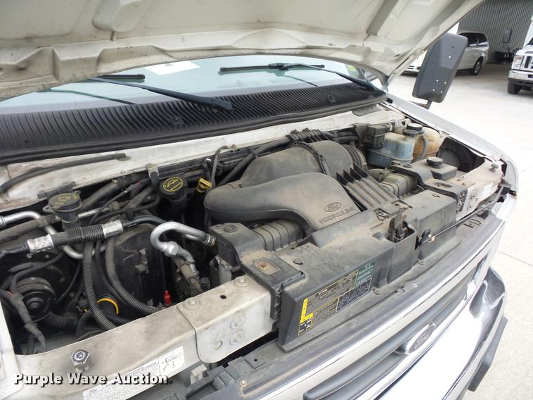 image for item DJ9587 2006 Ford E350 shuttle bus