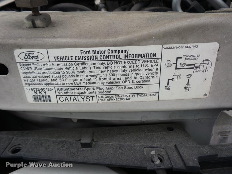 image for item DJ9587 2006 Ford E350 shuttle bus