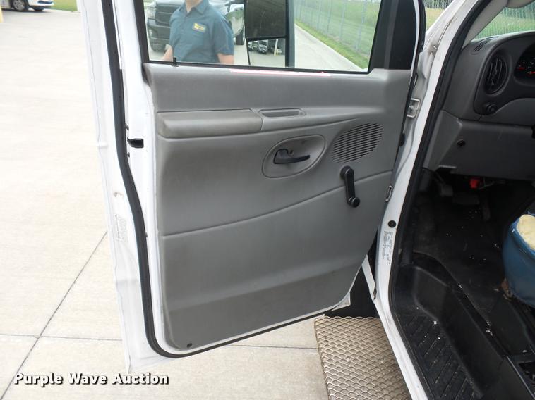 image for item DJ9587 2006 Ford E350 shuttle bus