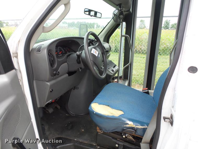 image for item DJ9587 2006 Ford E350 shuttle bus