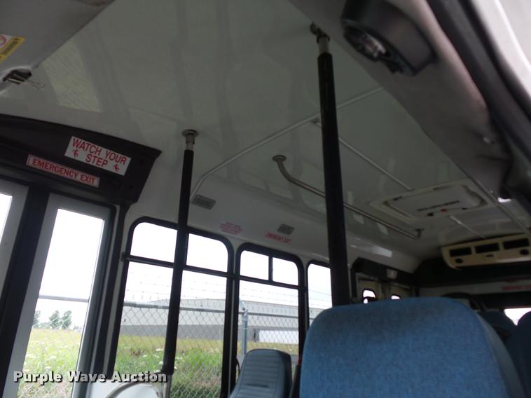 image for item DJ9587 2006 Ford E350 shuttle bus