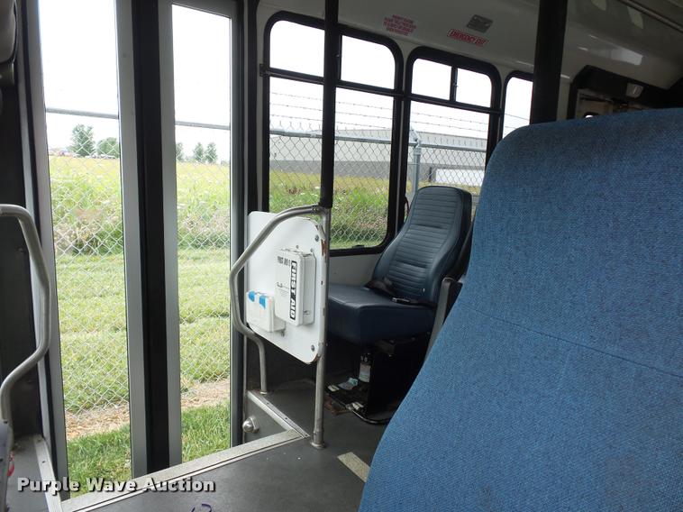 image for item DJ9587 2006 Ford E350 shuttle bus