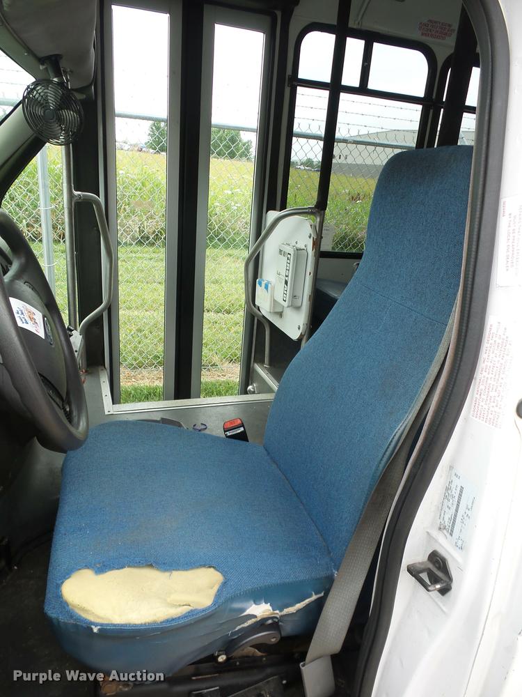 image for item DJ9587 2006 Ford E350 shuttle bus