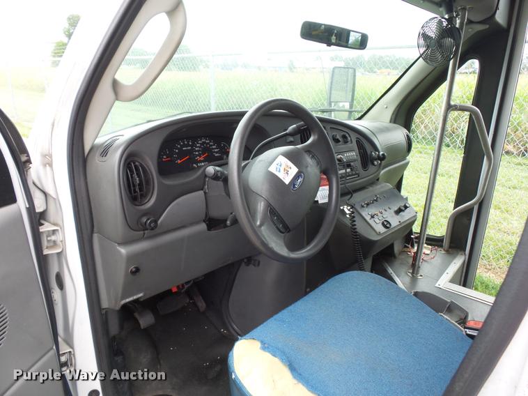 image for item DJ9587 2006 Ford E350 shuttle bus