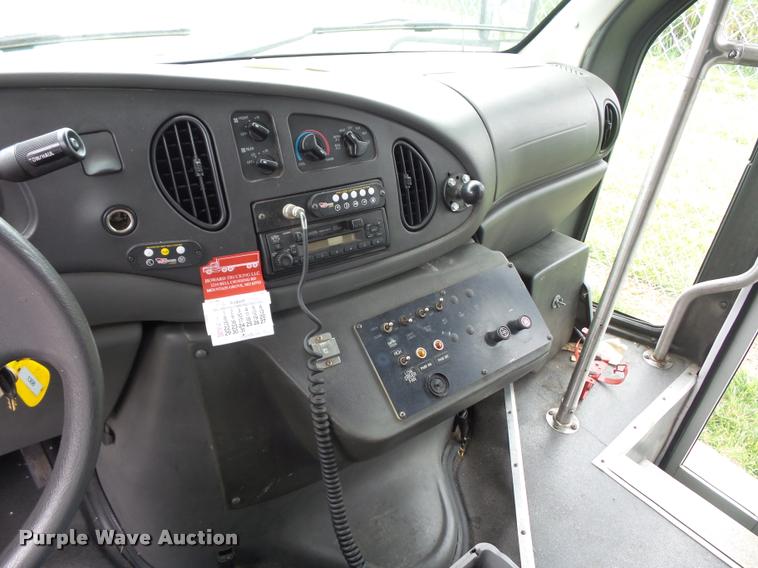 image for item DJ9587 2006 Ford E350 shuttle bus