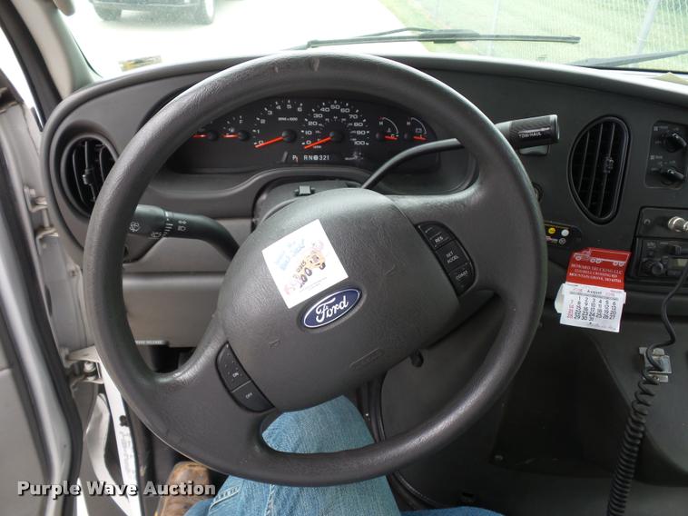 image for item DJ9587 2006 Ford E350 shuttle bus