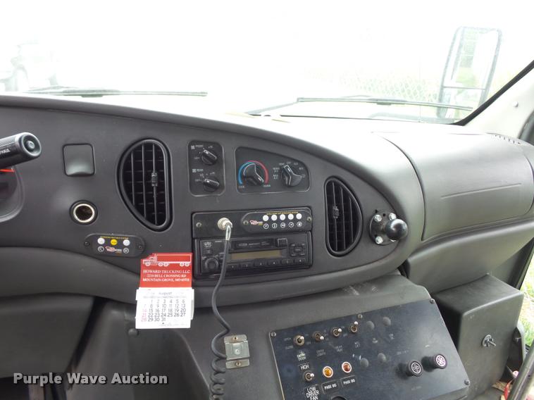 image for item DJ9587 2006 Ford E350 shuttle bus