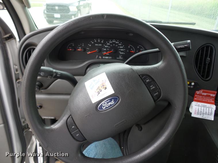 image for item DJ9587 2006 Ford E350 shuttle bus