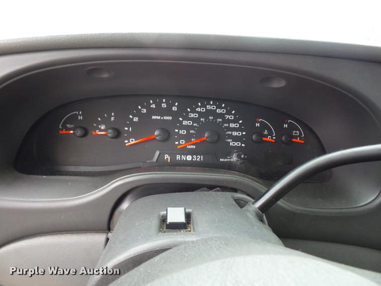 image for item DJ9587 2006 Ford E350 shuttle bus