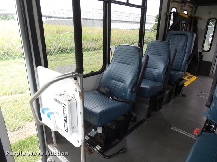 image for item DJ9587 2006 Ford E350 shuttle bus