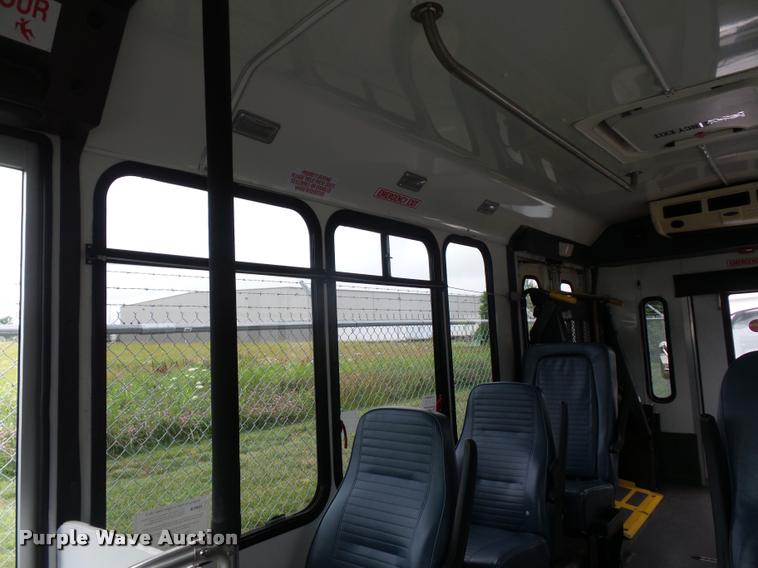 image for item DJ9587 2006 Ford E350 shuttle bus