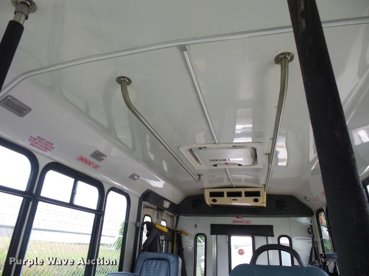 image for item DJ9587 2006 Ford E350 shuttle bus