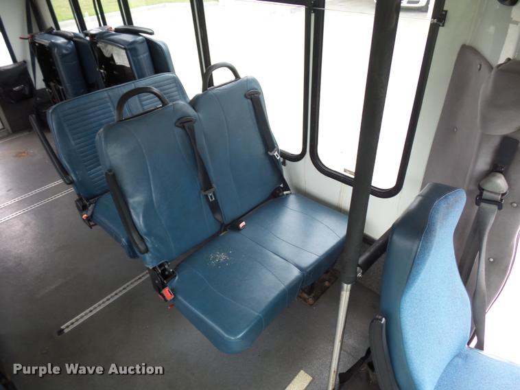 image for item DJ9587 2006 Ford E350 shuttle bus