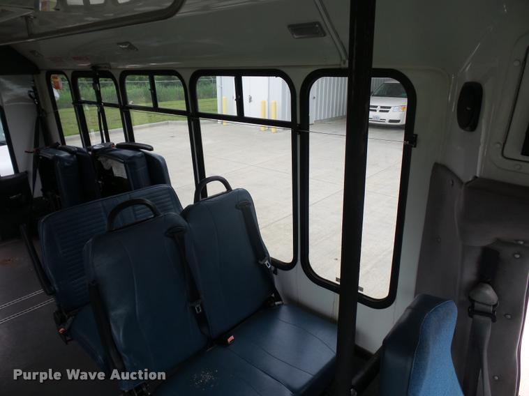 image for item DJ9587 2006 Ford E350 shuttle bus