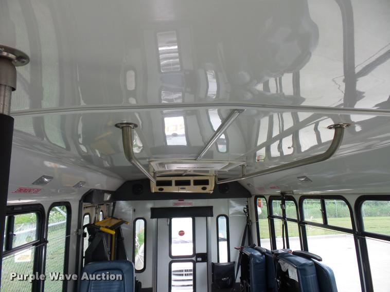 image for item DJ9587 2006 Ford E350 shuttle bus