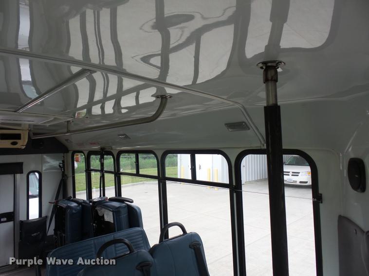 image for item DJ9587 2006 Ford E350 shuttle bus