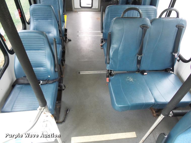 image for item DJ9587 2006 Ford E350 shuttle bus