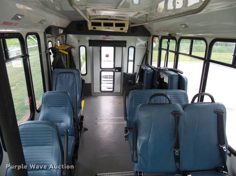 image for item DJ9587 2006 Ford E350 shuttle bus