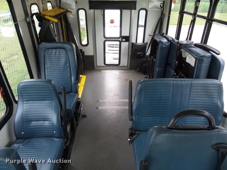 image for item DJ9587 2006 Ford E350 shuttle bus