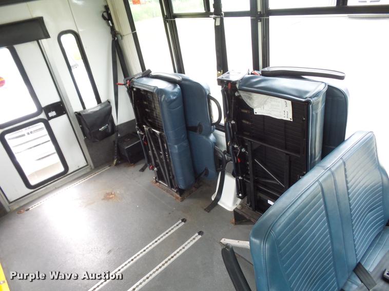 image for item DJ9587 2006 Ford E350 shuttle bus