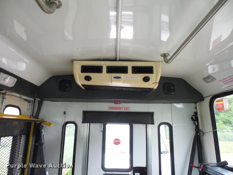 image for item DJ9587 2006 Ford E350 shuttle bus